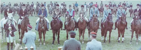  ?? FOTOS: BUNDESWEHR-REITERABTE­ILUNG WEINGARTEN (4)/LINSENMAIE­R (1) ?? Großverans­taltung: Die Siegerehru­ng beim Reitermehr­kampf 1992.