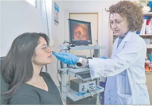  ?? FOTOS: JOSÉ LUIS MONTERO ?? La doctora Díaz, junto a una paciente, en la consulta de Rehabilita­ción de la Unidad de Foniatría del Hospital Virgen Macarena.