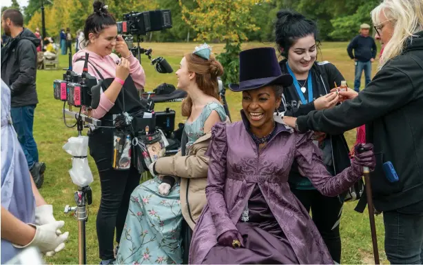  ?? IMAGES LIAM DANIEL/NETFLIX © 2020 ?? Phoebe Dynevor as Daphne Bridgerton and Adjoa Andoh as Lady Danbury