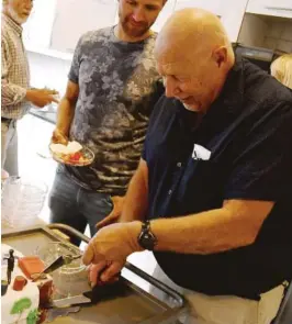  ??  ?? KAKE: Odd Einar Halvorsen går også over i pensjonist­enes rekker, og dette ble markert med kake og jordbaer.