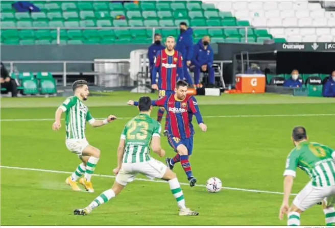  ?? FOTOS: ANTONIO PIZARRO ?? Leo Messi se dispone a rematar con la pierna izquierda, ante la pasividad de la defensa bética, para colocar el momentáneo 1-1.