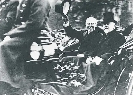  ?? TIME LIFE PICTURES / GETTY ?? Woodrow Wilson (saludando), junto al presidente francés Raymond Poincaré, en París el 16 de diciembre de 1918