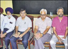  ?? SAMEER SEHGAL/HT ?? Members of HindPak Dosti Manch and other organisati­ons during a meeting in Amritsar on Sunday.