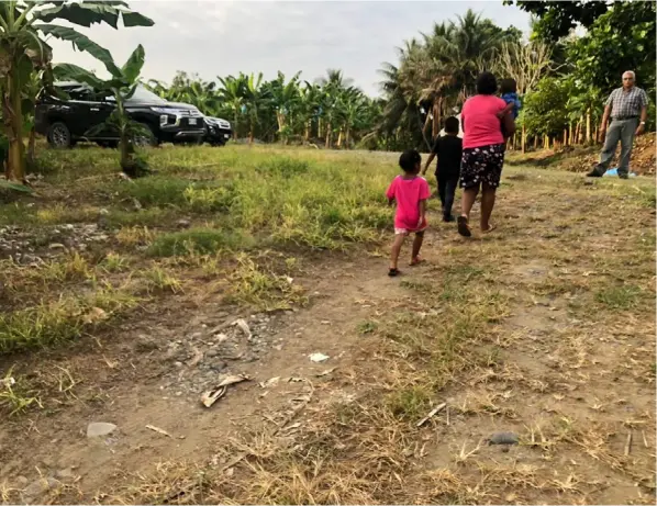  ??  ?? El 25 de abril una familia de Sixaola dejó el rancho donde vivía gracias a la ayuda de oficiales del OIJ, Fronteras y Fuerza Pública.