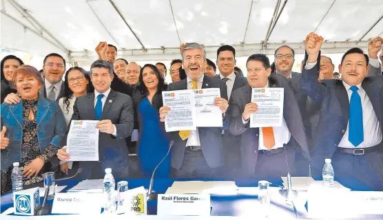  ??  ?? Mauricio Tabe, Raúl Flores y José Octavio Rivero muestran la carta de intención que signaron ante el Instituto Electoral de Ciudad de México.