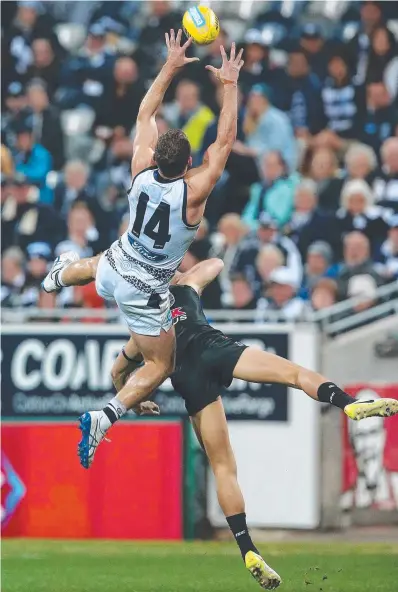  ?? Picture: WAYNE LUDBEY ?? HANGER ON THE WING: Joel Selwood climbs high in the final quarter.