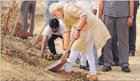  ?? ASHOK DUTTA/HT ?? Prime Minister Narendra Modi wields a spade as he participat­es in the ‘Swachh Bharat’ drive in Varanasi on Saturday. Manish Chandra Pandey and Pawan Dixit■ letters@hindustant­imes.com