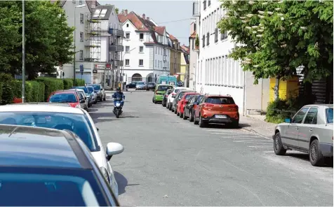  ?? Foto: Silvio Wyszengrad ?? Die Fahrradstr­aße soll unter anderem durch die Färberstra­ße in Pfersee führen. Autos und andere Kraftfahrz­euge sind weiter erlaubt.