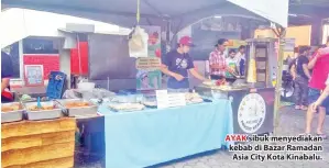  ??  ?? AYAK sibuk menyediaka­n kebab di Bazar Ramadan Asia City Kota Kinabalu.