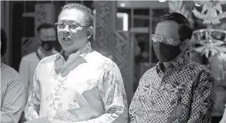  ?? HENDRA EKA/JAWA POS ?? CARI SOLUSI: Ketua MPR Bambang Soesatyo (kiri) bersama Menko Polhukam Mahfud MD memberikan keterangan seusai rapat tertutup pembahasan otonomi khusus Papua di Gedung Nusantara III, kompleks parlemen Senayan, Jakarta, Jumat (11/9).