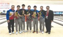  ??  ?? WINNERS: (from left) Jerry Lee, Praise Gahol, Ivan Malig, Kenzo Umali, Merwin Tan, Coach Biboy Rivera and Alex Lim during the World Bowling Youth Championsh­ip awarding ceremony in Michigan, Detroit USA recently.