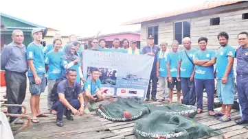  ??  ?? The TEDs Project in Sandakan with fishermen, Department of Fisheries Sabah and the Marine Research Foundation team.