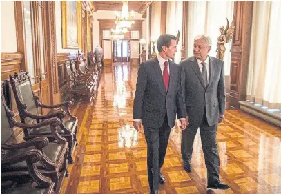  ?? DPA ?? Peña nieto y lópez obrador, ayer, reunidos en el Palacio nacional