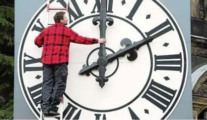  ?? Foto: dpa Picture-Alliance / Sebastian Kahnert ?? Müssen die Deutschen bald nicht mehr an der Uhr drehen?