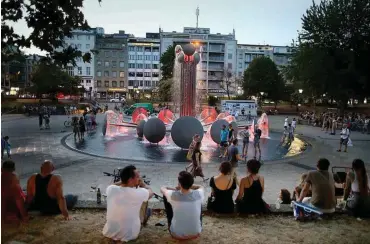  ?? Foto: dpa/Oliver Berg ?? Abends am Brunnen auf dem Kölner Ebertplatz