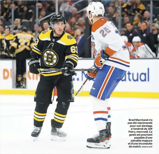  ?? PHOTO AFP ?? Brad Marchand n’a pas été réprimandé pour son dardage à l’endroit de Jeff Petry, mercredi. Ce geste est pourtant passible d’une pénalité majeure et d’une inconduite de match.