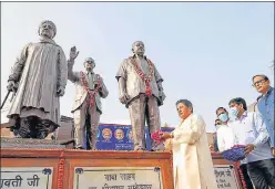  ?? DEEPAK GUPTA/HT PHOTO ?? Bahujan Samaj Party chief Mayawati paying floral tribute at the statue of Dr BR Ambedkar on his birth anniversar­y, at the BSP office in Lucknow, on Thursday.