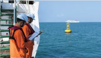  ??  ?? A patrol ship checks a buoy installed with a telemetry and telecontro­l unit based on the Beidou Navigation Satellite System in Qiongzhou Strait in south China on January 8, 2019