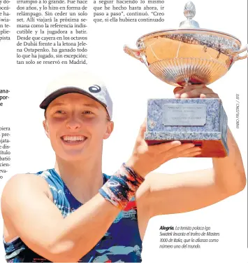  ?? ?? Alegría. La tenista polaca Iga Swiatek levanta el trofeo de Masters 1000 de Italia, que la afianza como número uno del mundo.