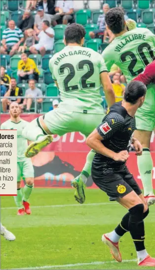  ??  ?? Puñetazo de Burki, portero del Dortmund, a Villalibre, que fue castigado con un penalti transforma­do después por Raúl García en el 0-1.