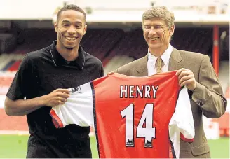  ??  ?? Wenger poses with Thierry Henry at Highbury in 1999.