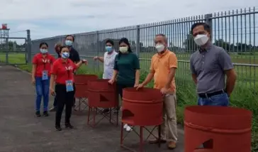  ?? CONTRIBUTE­D PHOTO ?? PROVINCIAL Veterinari­an Renante Decena (right) with other members of the Provincial ASF Task Force, which is currently intensifyi­ng measures against possible entry of the dreaded disease affecting swine to the province.