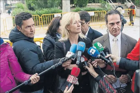  ?? J. J. GUILLÉN / EFE ?? Duato pidió respeto y paciencia a los medios, a las puertas de la Audiencia Nacional, junto a su abogado Enrique Molina