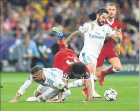  ?? FOTO: GETTY ?? Mohamed Salah acabó lesionado tras una pugna con Sergio Ramos