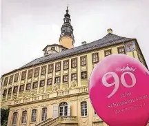  ?? Fotos: Marko Förster ?? Es sind nicht 99 Luftballon­s, sondern nur 17 für 90 Jahre Weesenstei­ner Schlossmus­eums-Geschichte.