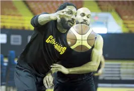  ??  ?? Renaldo Balkman busca iniciar ofensiva ante David Cortés durante una práctica de los Capitanes de Arecibo.