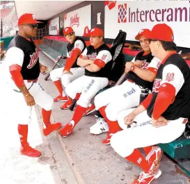  ??  ?? El staff de coacheo de los Diablos realizó algunos ajustes al roster