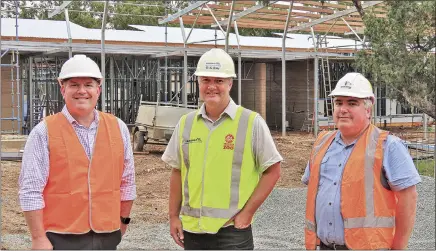  ?? PHOTO: DUBBO PHOTO NEWS/KEN SMITH ?? Member for Dubbo Dugald Saunders and Taronga Western Plains Zoo director Steve Hinks with Grant Clissold, project manager from David Payne Constructi­ons.