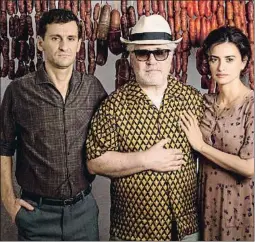  ?? ./EFE ?? Pedro Almodóvar flanqueado por Raúl Arévalo y Penélope Cruz