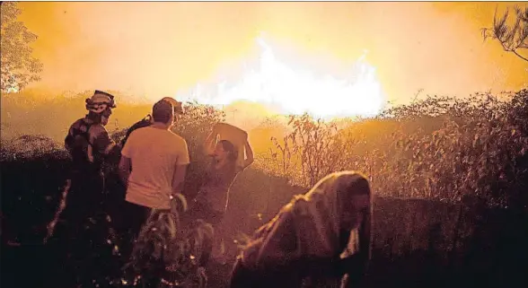  ?? BRAIS LORENZO / EFE ?? Carballeda de Avia, en la provincia de Orense, vivió una jornada de lucha contra el fuego el domingo con más de una decena de puntos de riesgo