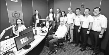  ??  ?? (Seated from right) Nikolas and Selena being interviewe­d by TEA FM disc jockey. Also seen are (standing from left) Temenggong Lau, Henry and others from KTS and Stihl.