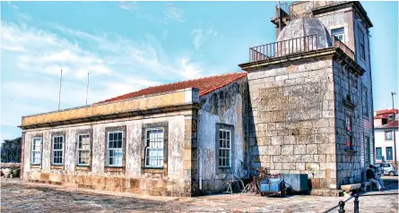  ??  ?? O Farol-capela foi construído por volta do ano de 1528, por iniciativa e a expensas de Miguel da Silva, bispo de Viseu