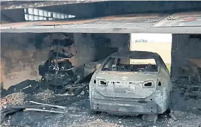  ??  ?? El auto y el garaje del intendente de Basavilbas­o quedaron destruidos