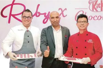  ??  ?? GOEL (tengah) ditemani Chef Andy Van den Broeck (kiri) dan Pengurus Inovasi &amp; Pengubahsu­aian untuk Unit Perniagaan Biskut Nestle Malaysia, Cheah Keng Kee pada pelancaran coklat Kitkat Ruby.