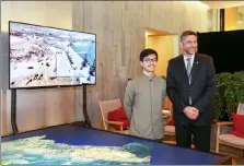  ?? PROVIDED TO CHINA DAILY ?? Hong Kong Commission­er for Belt and Road Nicholas Ho Lik-chi (left) and Tarek Qaddumi, executive director of Neom urban planning, pose for photos before the “Discover Neom” Hong Kong media tour on Friday.