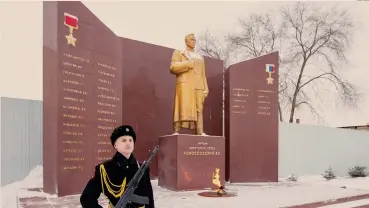  ?? REUTERS ?? All’Accademia militare di Blagoveshe­nsk, il Memoriale che riporta tra gli altri il nome di uno dei due agenti russi sospettati­Stella d’oro.per il caso Skripal