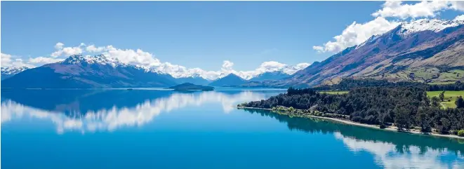  ?? PHOTOS: BROOK SABIN ?? The breathtaki­ng drive towards Glenorchy offers plenty of photo opportunit­ies.