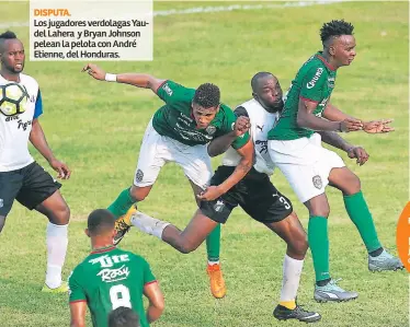  ??  ?? DISPUTA. Los jugadores verdolagas Yaudel Lahera y Bryan Johnson pelean la pelota con André Etienne, del Honduras.