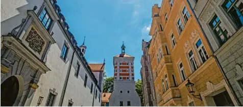  ?? Foto: Norbert Liesz ?? Im Ulrichsvie­rtel geht der Blick durch die Spitalgass­e auf das Rote Tor.