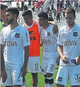  ?? (LA VOZ) ?? Caras largas II. Los jugadores de Talleres en Paraná luego de perder.