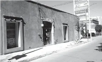  ??  ?? Ordenan a las autoridade­s municipale­s realizar la suspensión de las obras. El edificio se ubica en la avenida Francisco Sarabia entre Vicente Guerrero y Miguel Hidalgo.