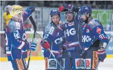  ?? FOTO: FELIX KÄSTLE ?? Am Freitag wieder auf dem Eis vereint (von links): Arturs Kruminsch, Ondrej Pozivil, Lukas Slavetinsk­y und Jakub Svoboda.