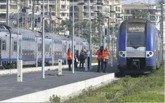  ?? (Photo Patrice Lapoirie) ?? Les agents SNCF échangent avec policiers et magistrat, hier matin à la gare de triage de Cannesla Bocca, près du train sur lequel s’est joué le drame.