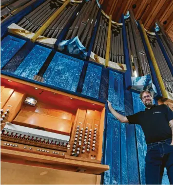  ?? Fotos : Marcus Merk ?? Kirchenmus­iker Stefan Wagner vor der Orgel in der Pfarrkirch­e St. Michael.