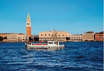  ??  ?? Mit dem Hausboot nach Venedig: Für Freizeitka­pitäne ein großer Nervenkitz­el.