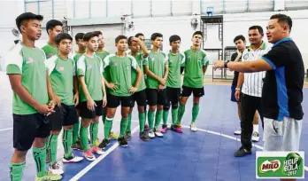  ??  ?? All ears: The Malaysian Milo Hidup Bola Futsal Championsh­ip players listening to Pattaya FC coach Rakphon Sainetrnga­m after their training session with the home team at the Muang Pattaya 2 School Gymnasium yesterday.
